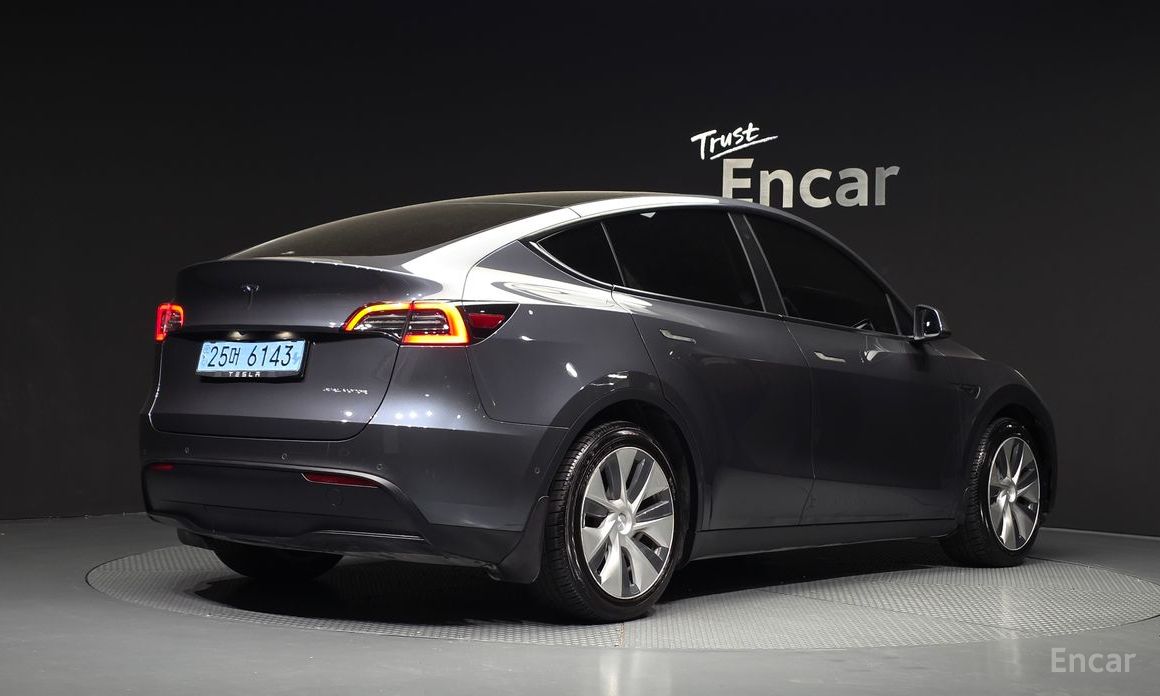  Tesla Model Y