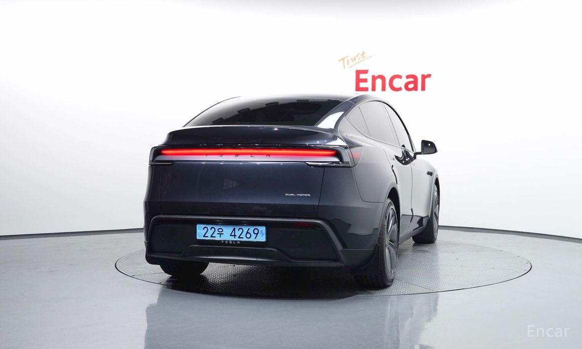  Tesla Model Y